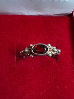Stunning Vintage 925 Sterling Silver
Dainty Garnet Size 6